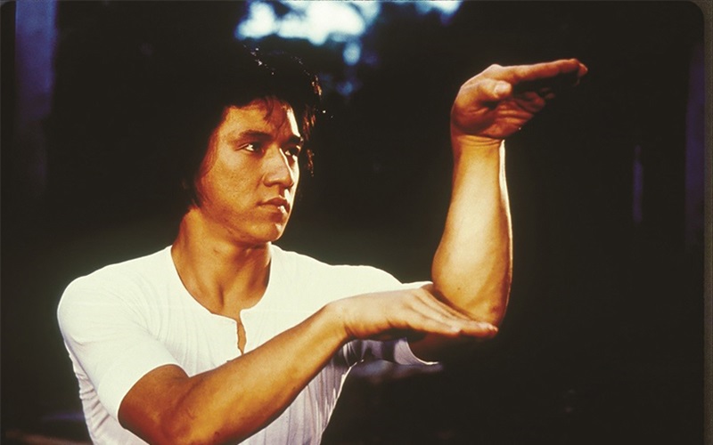 ジャッキーチェン：アクション映画のレジェンド、その人生と魅力に迫る